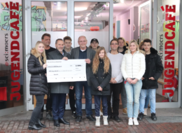 Porsche spendet für SCI:Jugendcafe