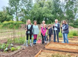 Schüler ackern im Gemüsegarten