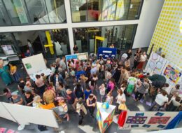 „Ich und D(emokrat)ie“ – Schülerinnen und Schüler präsentierten eine Ausstellung im Foyer der VHS/Zentralbibliothek